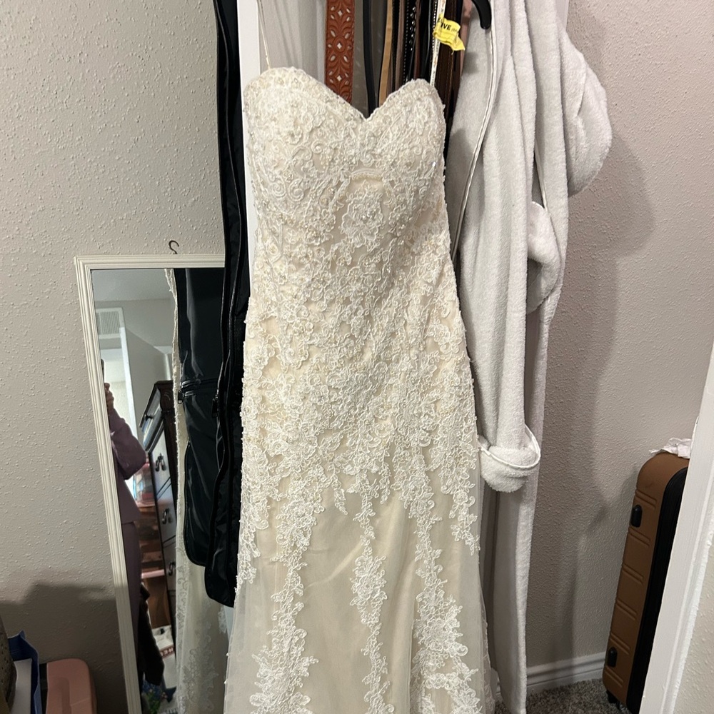 Elegant Lace Strapless Wedding Dress